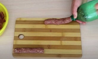 Lägg köttfärsen i en flaska och krama ur nätta korvar i den storlek du behöver.