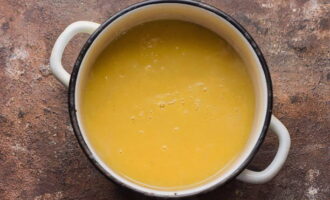 Pagkatapos ay katas ang mga gisantes at gulay gamit ang isang immersion blender at patayin ang apoy. Kumuha ng sample at idagdag kung ano ang kulang para sa iyong panlasa.