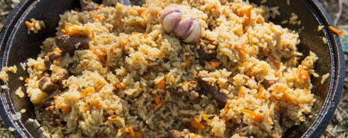 Pilaf in brand in een ketel