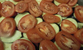 Col·loqueu els tomàquets tallats en cercles com a darrera capa vegetal. Afegiu una mica més de sal a les verdures per sobre i aboqueu-hi aigua neta. Poseu el calder amb aquests ingredients a foc fort, deixeu-ho bullir i deixeu-ho coure a foc lent sota una tapa tancada durant 2 hores. No cal remenar el plat.