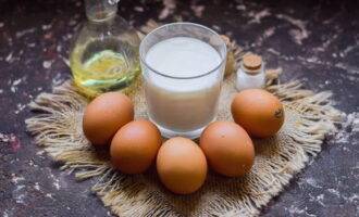 Verzamel ingrediënten voor een magisch ontbijt. Haal de grote eieren uit de koelkast, spoel ze af onder water en veeg ze af met een theedoek.
