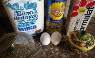 Pe masă, adună toate ingredientele pentru clătite uimitoare. Pe masă, adună toate ingredientele pentru clătite uimitoare.