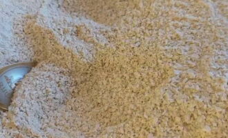 Què cuinar ràpid i saborós per al te? Tritureu l'Hèrcules d'una manera còmoda: en un bol de la batedora o amb un molinet de cafè.