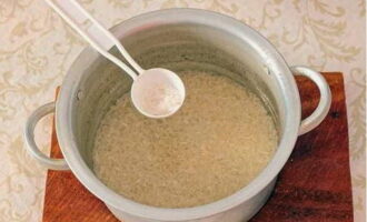 Chúng tôi rửa kỹ ngũ cốc trong nhiều nước rồi cho vào nồi, đổ ba cốc nước sôi có pha muối vào và nấu trên lửa nhỏ trong khoảng 10 phút.