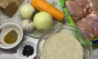 Kippilaf is heel eenvoudig te bereiden. Meet de rijst af voor pilaf en kruiden. Verwijder de schil van de wortels met een parser. Verwijder de bovenste laag van de bollen.