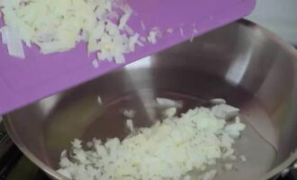 Placinta cu kefir la cuptor este foarte usor de preparat. Scoateți coaja de ceapă și tocați-le după cum doriți. Încinge tigaia la foc moderat. Adăugați ceapa și prăjiți până devine transparent.