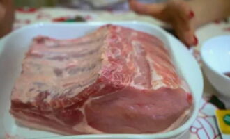 Esbandiu el llom de porc sota l'aixeta i assequeu-lo amb tovallons.