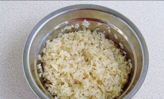 Làm thế nào để chuẩn bị món salad ngon với cơm? Đun sôi ngũ cốc đã rửa kỹ trong nước có thêm muối cho đến khi mềm.