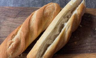 Een klassieke hotdog met worst kun je gemakkelijk thuis bereiden. We snijden speciale broodjes of kleine baguettes, net voordat ze de andere kant bereiken. Een klassieke hotdog met worst kun je gemakkelijk thuis bereiden.We snijden speciale broodjes of kleine baguettes, net voordat ze de andere kant bereiken.