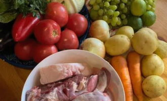 Ta färskt lamm, skölj under kranen och torka med servetter. Skölj grönsaker och örter noggrant under kranen och torka på kökshanddukar.