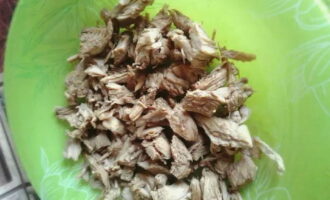 Rửa sạch thịt gà, tốt nhất là đùi hoặc phi lê, dưới nước và lau khô bằng khăn giấy. Đun sôi trong nước muối hoặc chiên trên chảo khô với nước tương. Để nguội và đặt lên đĩa làm lớp đầu tiên.