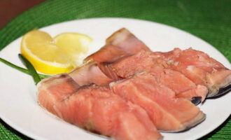 Alisin ang sariwang frozen na chum salmon mula sa refrigerator nang maaga at mag-defrost. Kung kinakailangan, tanggalin ang ulo, palikpik, buntot at lamang-loob. Banlawan sa ilalim ng gripo at tuyo gamit ang mga tuwalya ng papel. Gupitin ang inihandang chum salmon sa mga piraso.