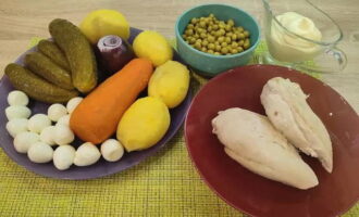 Paano maghanda ng Stolichny salad ayon sa klasikong recipe na may manok? Sa mesa, kolektahin ang lahat ng mga sangkap para sa magic salad. Pakuluan ang mga karot at patatas nang maaga sa paraang maginhawa para sa iyo, nagluluto ako sa microwave. Pakuluan ang mga itlog at palamig. Maaari kang gumamit ng mga itlog ng manok o pugo, tulad ng sa akin. Balatan ang sibuyas. Pakuluan ang manok sa inasnan na tubig at palamig.