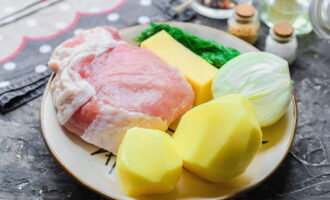 Reuneix els ingredients que s'indiquen més amunt a la recepta. Peleu les patates amb un analitzador. Peleu la ceba de la capa superior. Reuneix els ingredients que s'indiquen més amunt a la recepta. Peleu les patates amb un analitzador. Peleu la ceba de la capa superior.