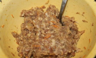 Ang Korean-style pyanse ay madaling ihanda sa bahay. Paghaluin ang tinadtad na karne na may tinadtad na sibuyas, bawang at gadgad na karot. Asin ang paghahanda at budburan ng mga pampalasa.