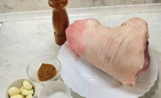 Preneu un motllet de porc fred o congelat bastant pesat. Si cal, descongelar, rentar sota l'aixeta i assecar amb tovallons. Traieu la capa superior dels grans d'all. Recolliu les vostres espècies preferides. Jo faig servir condiments de carn amb més freqüència, i les herbes italianes també són fantàstiques. Preneu un motllet de porc fred o congelat bastant pesat. Si cal, descongelar, rentar sota l'aixeta i assecar amb tovallons. Traieu la capa superior dels grans d'all. Recolliu les vostres espècies preferides. Jo faig servir condiments de carn amb més freqüència, i les herbes italianes també són fantàstiques.