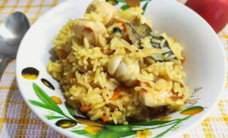El pilaf de pollastre al forn està llest! Col·loqueu el pilaf aromàtic en plats porcionats i serviu. Bona gana!