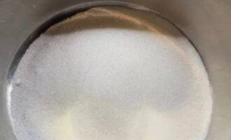Ibuhos ang granulated sugar sa isang lalagyan.