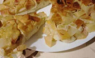 Transferiu el pastís fragant a un plat i refredeu-lo. Talleu els productes al forn en porcions. Bullir la tetera i preparar begudes. Convida la teva família. Gaudeix de la charlotte més delicada! Gaudeix del teu te!