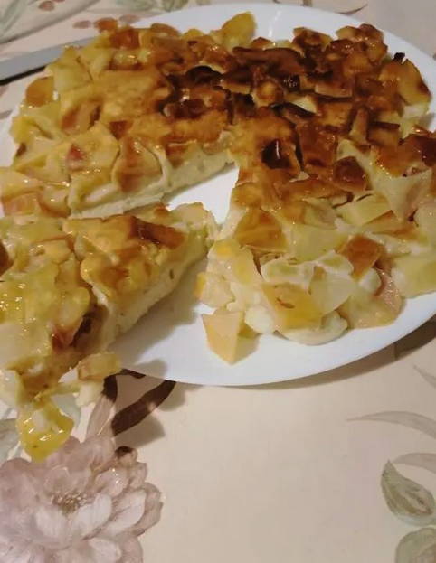 Charlotte amb pomes en una paella