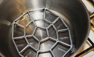 Ilagay ang steamer sa kalan at pakuluan ang tubig.