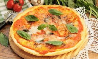 Klassieke Margherita-pizza thuis is klaar. Help jezelf!