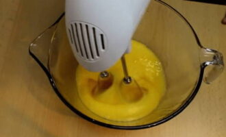 Sparge ouale intr-un castron separat, adauga zahar si bate-le cu mixerul la viteza mare pana se dubleaza volumul.