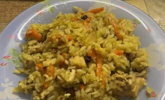 Verdeel de pilaf in porties. Eet en geniet van het kruimelige gerecht. Eet smakelijk!