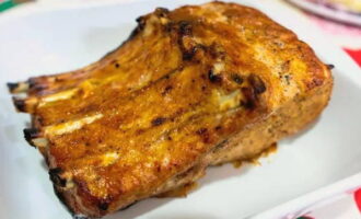 Llom de porc està llest! Retireu la carn daurada del forn i deixeu-la refredar una mica. Servir en porcions. Gaudeix!
