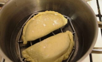 Ilagay ang mga pie sa grill at i-steam ang mga ito sa loob ng 8-10 minuto.