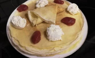 Prăjiți toate clătitele și puneți-le pe o farfurie. Serviți cu toppingurile preferate, ceai sau cafea aromată. Bucurați-vă de mâncarea fragedă. Poftă bună! Prăjiți toate clătitele și puneți-le pe o farfurie. Serviți cu toppingurile preferate, ceai sau cafea aromată. Bucurați-vă de mâncarea fragedă. Poftă bună!