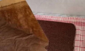 Preîncălziți cuptorul la 180 de grade. Așezați o foaie de copt și coaceți timp de 15-25 de minute. Scoateți biscuiții fierbinți din tava de copt și răciți.