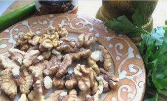 Tritureu les nous en un molinet de cafè o un bol de la batedora.