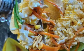 Phục vụ món salad và chiêu đãi gia đình bạn. Thưởng thức!