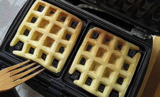 Sluit het wafelijzer en bak wafels gedurende 4-5 minuten.
