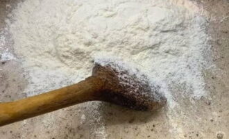 Alisin ang lalagyan mula sa paliguan at magdagdag ng pre-sifted na harina ng trigo.