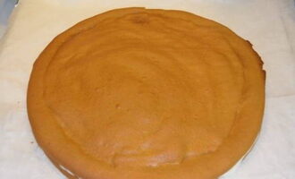 Takpan ang cream gamit ang pangalawang layer ng cake.