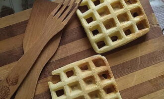 Gebruik een houten spatel om de gekookte wafels op te tillen en uit de pan te halen. Koel.