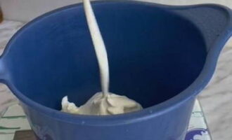 Se toarnă crema răcită.