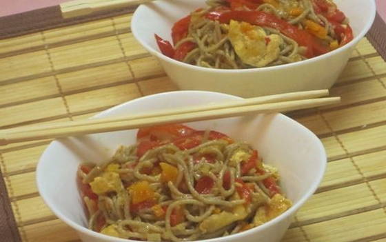Soba med kyckling och grönsaker