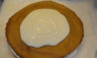 Ibuhos muli ang cream at ulitin ang mga layer. Takpan ang cake nang lubusan ng cream.