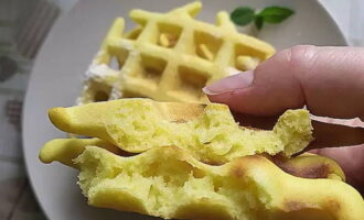 Fijne wafels zijn licht en luchtig met een poreuze textuur.