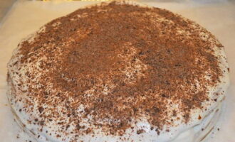 Palamutihan ng chocolate shavings. Ang isang mabilis at masarap na honey cake nang hindi inilalabas ang mga cake ay handa na. Maaari mong ihain ito sa mesa!