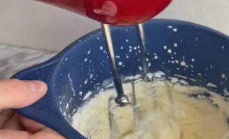 Folosind un mixer manual, combinați ingredientele.