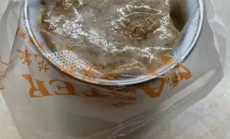 Ilagay ang pinalamig na kuwarta sa isang bag.