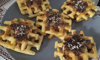 Voor liefhebbers van gecondenseerde melk en chocolade: serveer met je favoriete toppings voor thee of aromatische koffie. Geniet van mals gebak. Eet smakelijk!