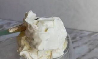 Puneți crema groasă într-o pungă de patiserie.