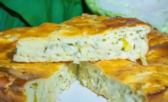 Placinta cu kefir este gata! Tăiați-l în porții și invită-ți familia și prietenii să guste delicioasele produse de patiserie. Mănâncă și bucură-te! Poftă bună!