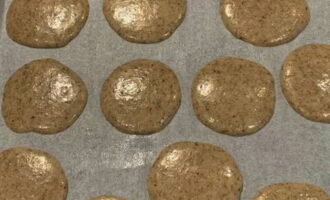 Linya ang isang baking tray na may magandang kalidad ng baking paper. Inirerekomenda ko ang pagpili ng siliconized na pergamino. Walang mananatili dito, garantisadong. Ilagay ang cookies sa isang sapat na distansya mula sa isa't isa.