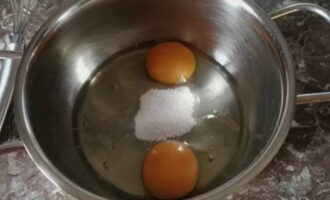 Scoateți ouăle mari din frigider, clătiți sub apă și uscați cu un prosop de bucătărie. Bateți ouăle încălzite pe o suprafață plană. Turnați conținutul într-un recipient adânc. Adăugați sare și zahăr granulat. Scoateți ouăle mari din frigider, clătiți sub apă și uscați cu un prosop de bucătărie. Bateți ouăle încălzite pe o suprafață plană. Turnați conținutul într-un recipient adânc. Adăugați sare și zahăr granulat.